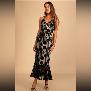 NAVY BLUE FLORAL LULUS DRESS ONLY WORN ONCE! Good condition!! SIZE LARGE